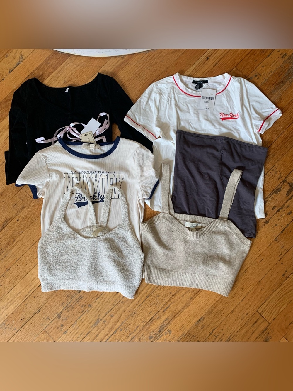 Bundle of 5 tops
Ranges from sizes S-L but all pretty much fits the same as an M